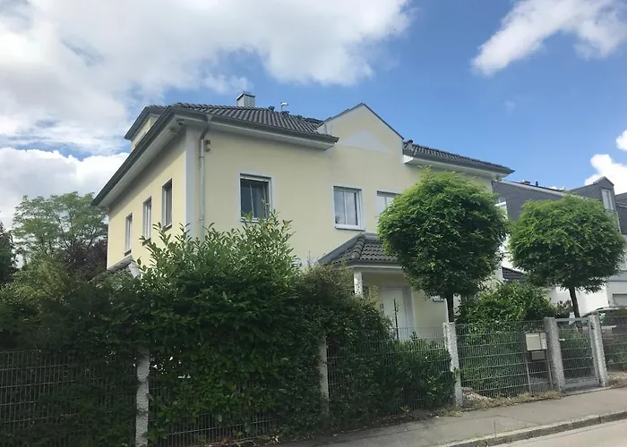 Helle Souterrainwohnung Mit Komfort